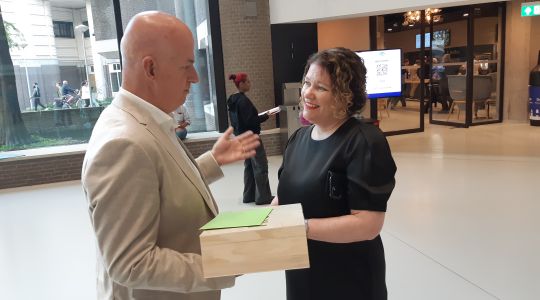 Koffertje met nieuwe oogst voor Tweede Kamerleden
