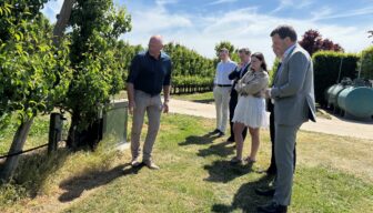 Werkbezoek SGP Gelderland aan fruitbedrijf Van Westreenen in Echteld