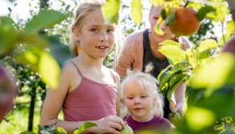 Burgemeester Nelly Kalfs opent De Fruitigste Hardfruitdagen