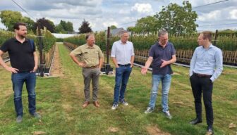 Robin van Dijk van het ministerie van LVVN bezoekt fruitsector