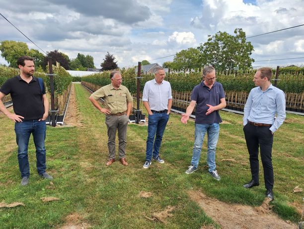 Robin van Dijk van het ministerie van LVVN bezoekt fruitsector