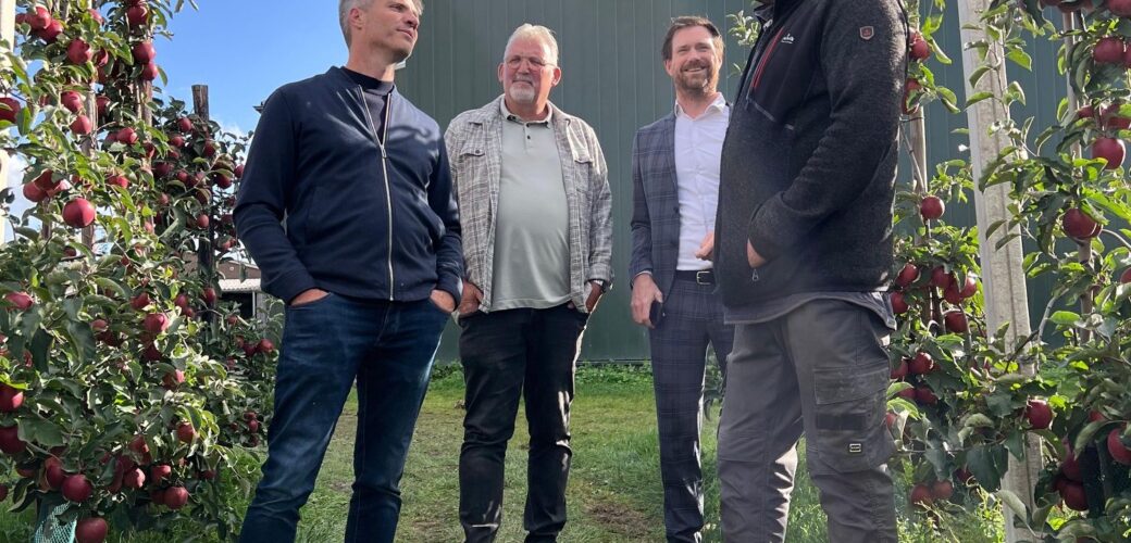 Bedrijfsbezoek Jan Arie Koorevaar (CDA) aan fruitteeltbedrijf Buitenburg Herwijnen