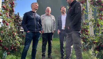 Bedrijfsbezoek Jan Arie Koorevaar (CDA) aan fruitteeltbedrijf Buitenburg Herwijnen