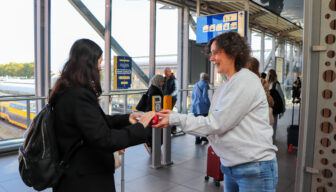 Nationale Groente- en Fruitdag: ‘appel-uitdeelactie’ op station Den Bosch