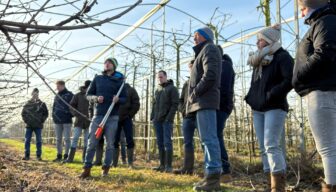 Drukbezochte snoeibijeenkomst voor kersen- en bessentelers